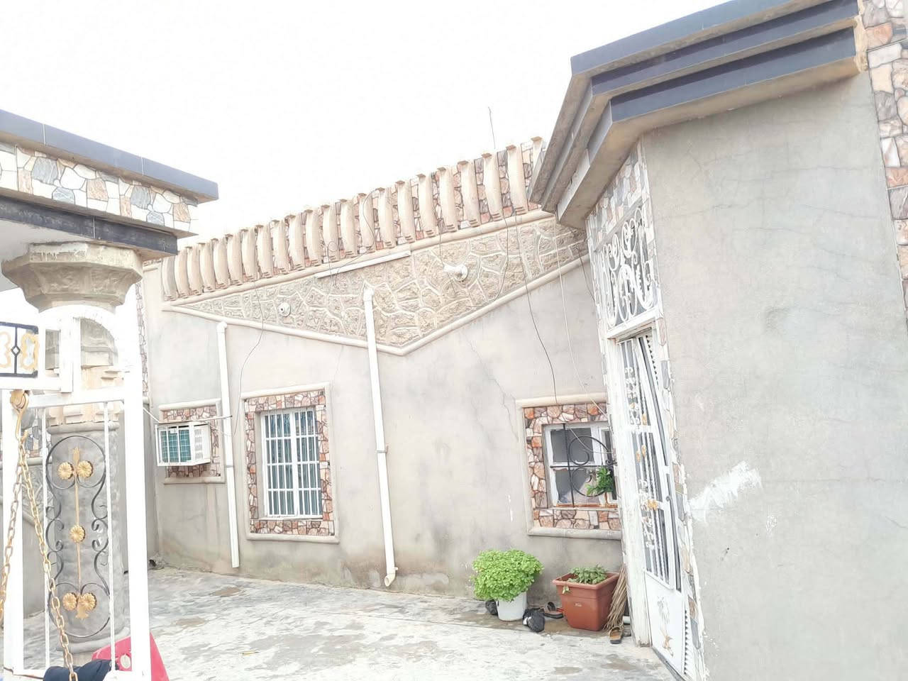 دار للبيع حقلانية قرب جامع المصطفى
بناء قديم نضيف ومرتب السقف عكادة 
المساحه 500 متر طابو صرف شرط التحويل 
يتكون من ديوانية وهول ومطبخ و3 غرف نوم وصحيات خارجية وداخلية 
السعر 50 مليون وبي مجال 
للاستفسار *********** 
***********
زورونا موقعنا مكتب اليوسف للعقار فلكة جسر حجلان
