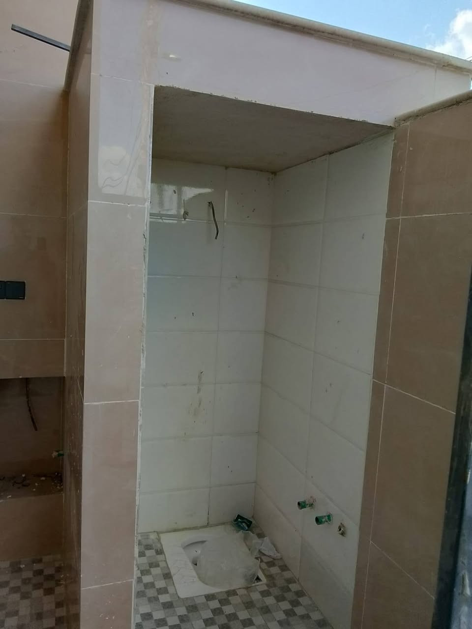 مشتملات عدد اثنين متجاوره مساحة المشتمل ١٠٠م واجهه ٥نزال ٢٠م طابقين ثلاث نوم استقبال مطبخ خدمات فارغ زيرو تسليم فوري الشعب خلف جامع الجهاد شارع عريض ٣٠م رصيف٥م 
مكتب الشعب للعقار الشارع المقابل لمطعم حجي عادل ومصور الكنز هاتف ***********
