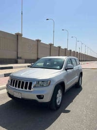 للبيع جيب لاريدو 2012  تو ويل رقم بغداد بيهه صبغ جاملغ مقابل السائق فق...