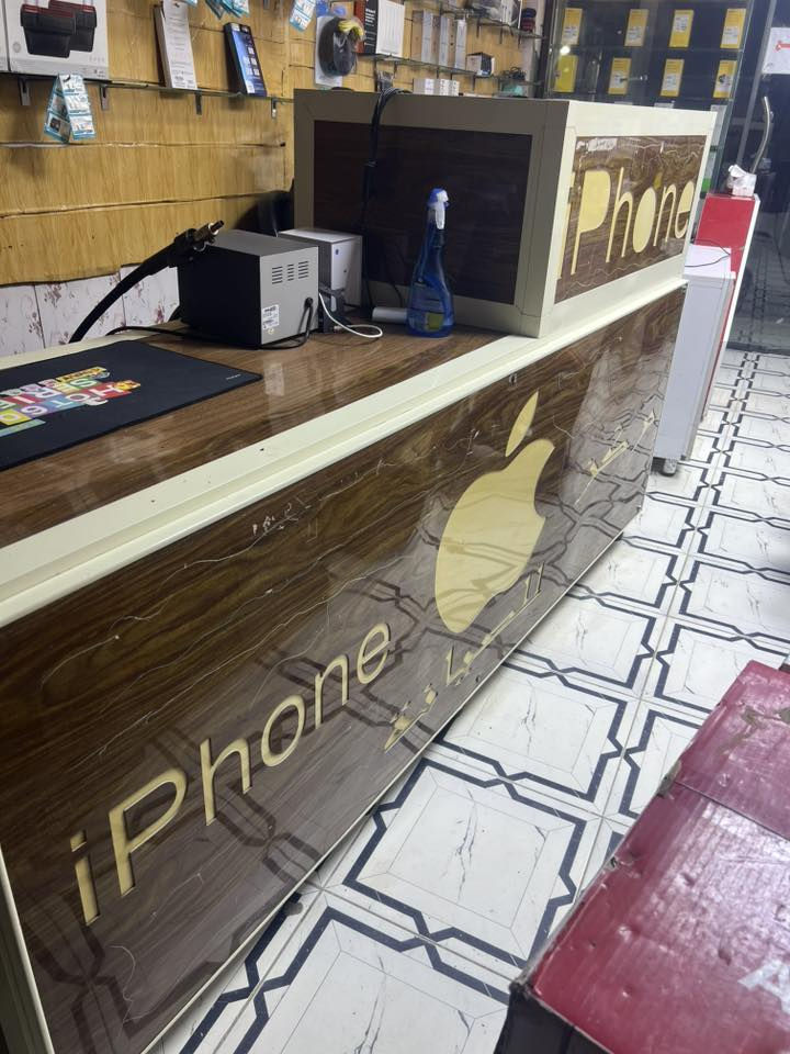 السلام عليكم
ميز صيانة للبيع نظيف جداً

لون جوزي يحتوي على مجرات ورفوف داخلية 

السعر 110 الف  وبيه مجال بسيط

للتواصل ***********
