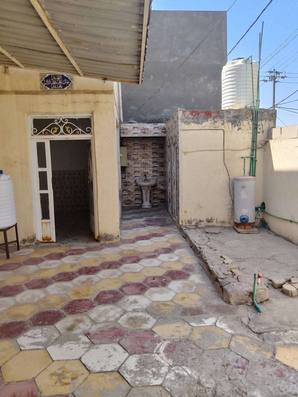 دار للبيع الصدر الثاني خلف مصور الخالدي م200استفسار***********
