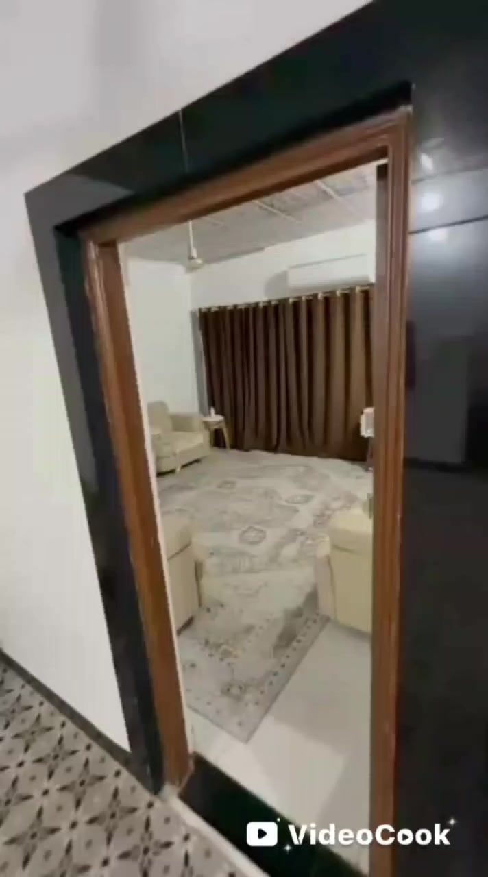 بيع نقد واقصاد دار 160 متر ثلاث غرف نوم واستقبال ومطبخ وصاله وصحيات ومكشوفات تشاريف كامله بنائه الاساس طابوق والجدران بلوك طفيلي السقف عكاده الارضيه بورسلين عالي عن الشارع بحي الرحمة قرب شارع الكيات بمسافة 300 متر بسعر 50 وبي مجال قليل  للاستفسار اكثر الاتصال علئ *********** 
وت ساب ***********
