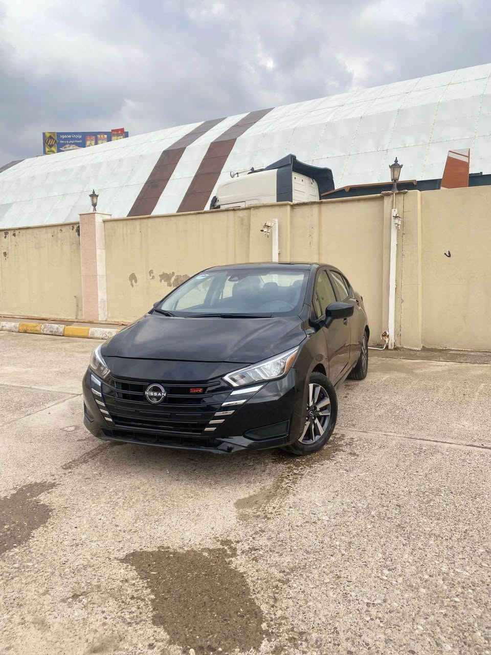 نیسان ڤیرسا- 2025
سبغ/دو پارچەو نیو سبوغ
ایرباک/سوکان سیستم
رقم کاتی شرتی رقم 
مواسفات /SV
حساس 
رادار
شاشە
جهئ سیارئ /ئاکرئ 
***********
