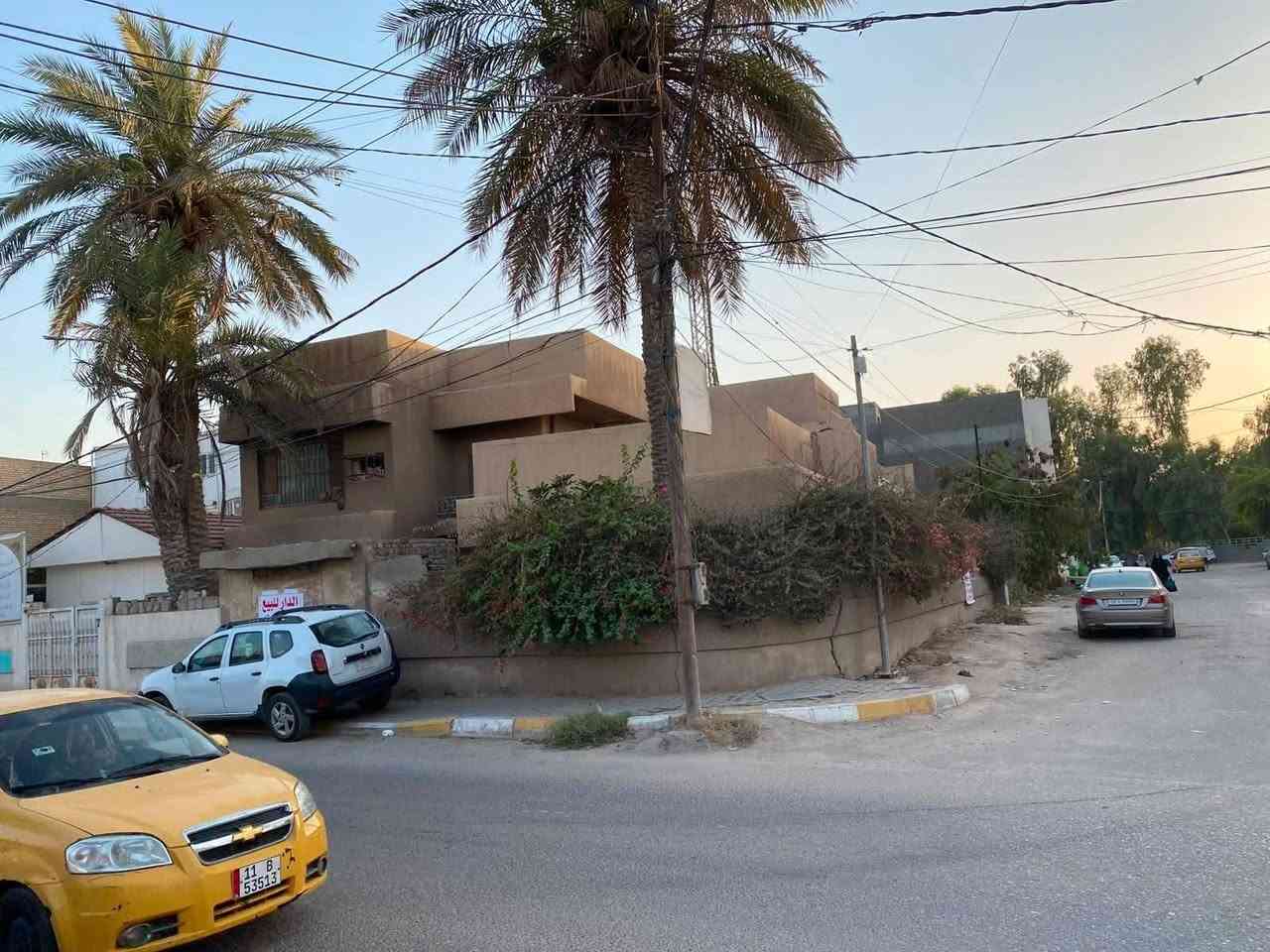 عقار تجاري للبيع طابو ملك صرف الموقع الخسرويه سنتر على الشارع المساحه ٣٣٣ متر مربع ركن طابقين يحتوي على خمسه نوم صاله هول مطبخ مجمع صحيات عدد ٣ ومخزن للاستفسار مكتب النبل للعقار والبناء والهندسه *********** واتساب *********** واتساب
