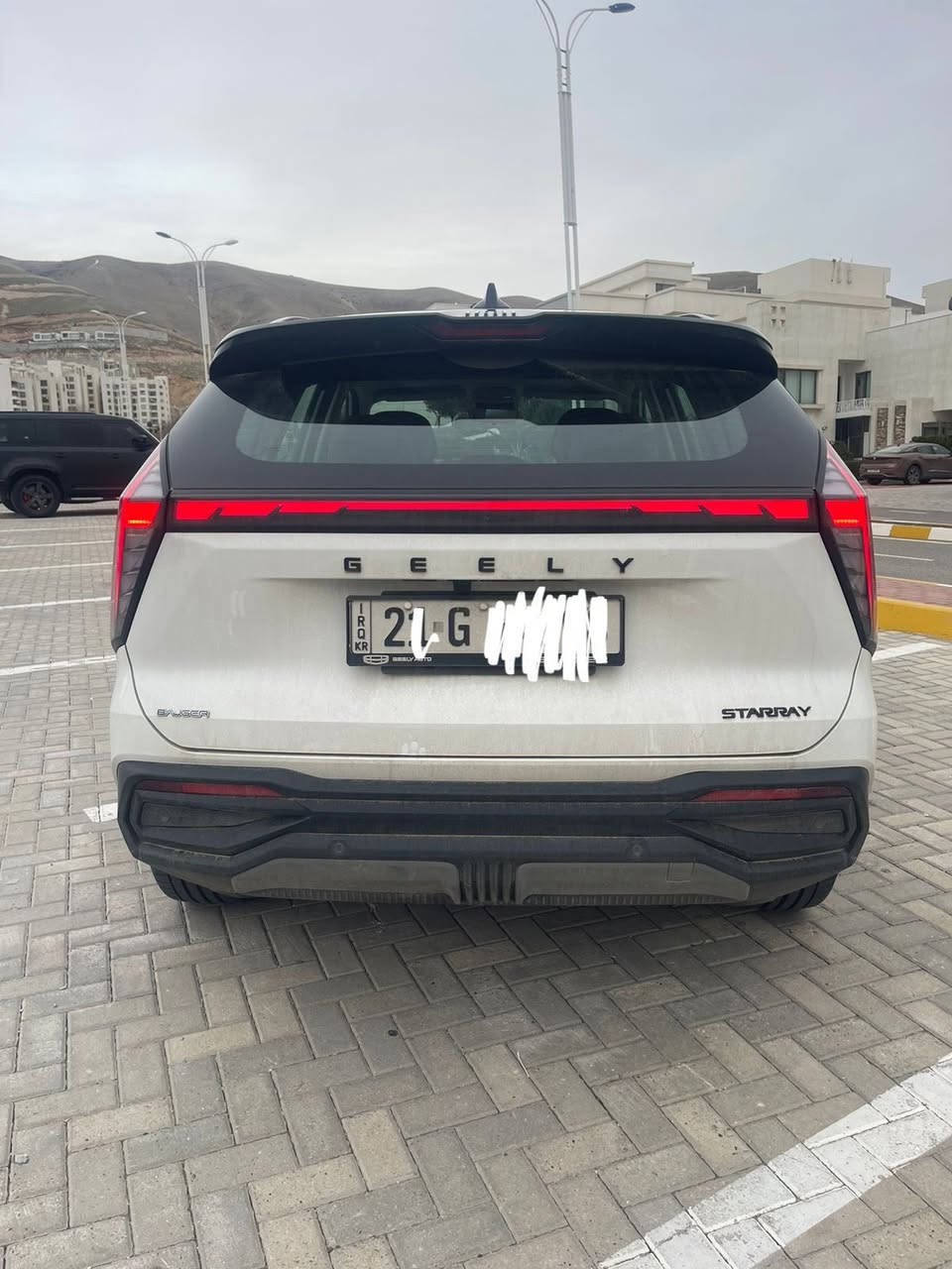 geely starray. 2025. كلين. مكفولة كفالة عامة مثل زيرو
مواصفات/. شاشة كاميرة بصمة. رادار.  كاميرة 360.  داتاشو.   سلايت. زينون. كشن بارد او حار. فولل مواصفات. 
ضمان/5 سنوات. 
محرك/20 توربو. 
رقم /سليماني.    
10الف كيلو متر ماشي. 
مكان/سليماني 
سعر/210 مجال 
رقم/‭0772 943 8696
