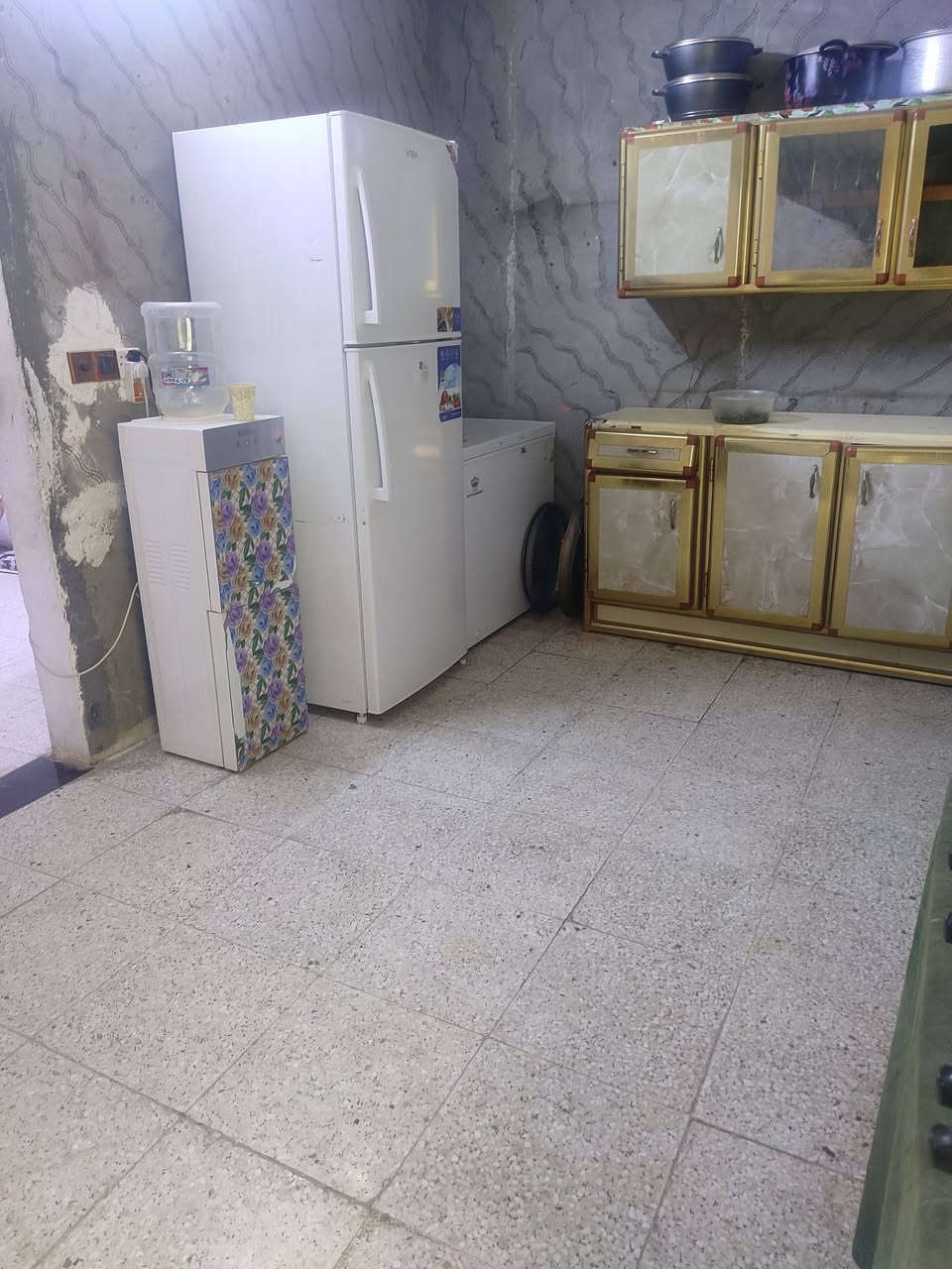 بيت رهن مساحة 100م بل عسكري مدارس منطقة 6000 غرفة وصالة ومطبخ وتخاريج وطارمة كاشي سارمك السعر 22مليون لاتصال ***********
