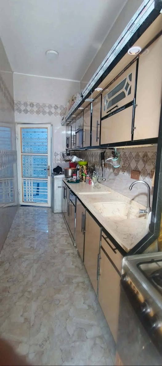 بيت 200مطلوب اسكان 65 مليون سعره الكلي 180مليون ينكطعن ل 65 من 180 تدفعهن كل شهر 330الف الباقي تدفع بيد ابو البيت115 مليون معه المجال  طابو بحي الصحفيين مساحته  100متر حديقه فضله استقبال 7.5*4 صاله 5.5*4.5 صاله ثانيه مدمجه مع المطبخ البارد 9*4مطبخ حار غرفة نوم 6*4 غرفة نوم 5*4 صحيات داخليه وخارجيه صطح اشتايكر شبابيك الغرف مطلات عله الحديقهماي وماجري وكهرباء المحوله بالبابشارعه 15مكدامه شاره وخلف البيت شارع كل واحد 15متروماكدامه بيت لان الشارع صاير حرفTالحديقه بالوجه الثاني لان البيت اله وجهين تريد عقارك ينباع بسرعه ماعليك بس تراسلنه والباقي علينه *********** وتساب
