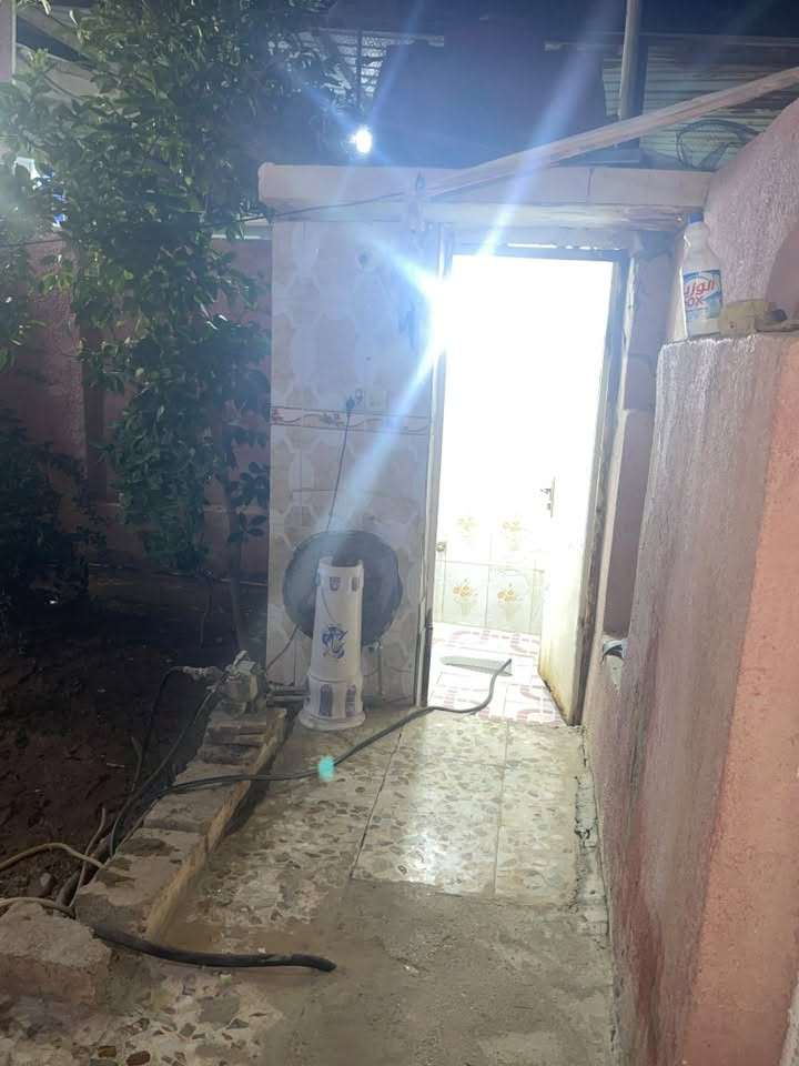 السلام عليكم للبيع متر 140 عرفه نوم كم ثلاث و حمام جوه ومطبخ و حديقة و استقبال ومرافق و الجريخي قرب شارع ٣٠ محله 221 السعر 120 رقمي صديقي ***********
