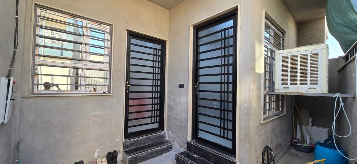 دار للبيع ⬇️⬇️
مزارع الحدباء (ملك بستان)

المساحة 100 متر طابق ونص📐📐

مكون من غرفتين نوم/استقبال/هول /مطبخ /صحيات 🏛️

للاستفسار *********** /***********☎️☎️

او مراجعة مكتب الكوفة سايدين شقق الحدباء🏢
