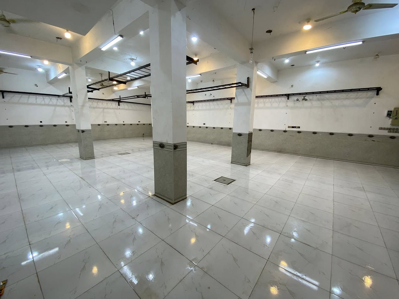 السلام عليكم يوجد مجمع للايجار مساحته 230 متر واجهيته 12 متر ونزال 20 متر 3كبنكات كبار يوجد بي صحيات ماء حار بارد مكان مميز وتجاري بسوك بشارع الامسية كهرباء ثري فيز خط مولد شغل درجه اولى الاستفسار ***********
