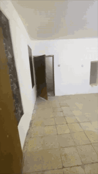 بيت مساحه 130 مسلح طابق واحد جاهز للسكن سعره فقط 55 قفل منطقه كامله الخدمات مجاري ومي وحاليا بلطوه عنوانه مقابل حي الكوفه افرع افران الحجيه السدراه ثانيه كله كبل اذا جاي من المدينة للطلب الاتصال على الرقم ***********
