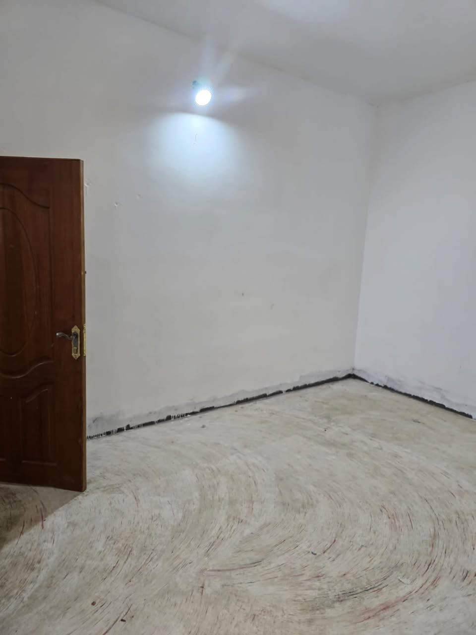 ‏بيت للإيجار في حي الأمين قرب شارع ابو النسوره ‏وبالقرب المدرسة الاعظميه ‏غرفتين نوم وصالة ومطبخ واستقبال وبيتونه وكراج اجاره لبيت 300وبي مجال 
 *********** واتساب 
 *********** كورك@إشارة
