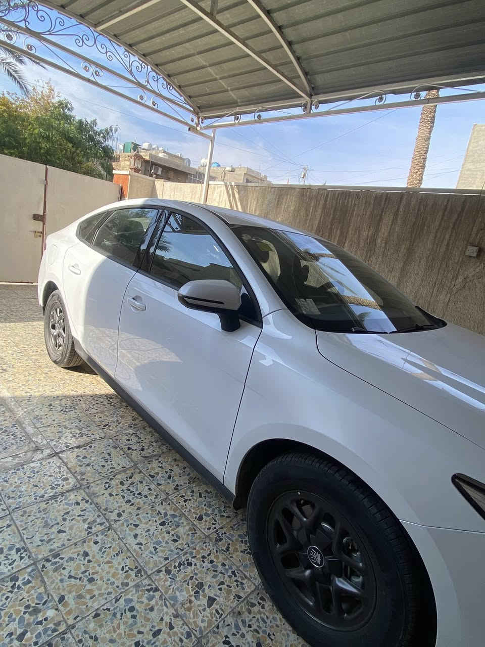 السلام عليكم 
Byd جن بلاص 
زيرو السياره ماشيه الف وتسعميه يعني بعده ما واصله الفين 
سياره مكفوله من الشخط كفاله عامه بعده على دهن الوكاله 
داخل زيتوني حوضيات وكاعيات وشاحنه وكارت وبصمه 
كامله مكمله السياره 
مكاني بغداد شارع فلسطين 
***********
