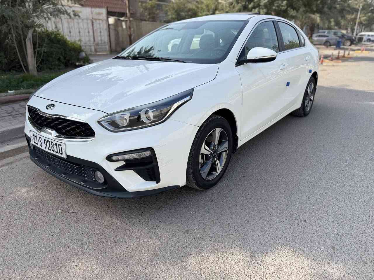 السلام عليكم
* كيا سيراتو خليجي 2021 
 شركة المجموعة الدولية العراقيه
* محرك  1600 دوش
* كير AT
ماشية ٤١ الف
* سلايد روف
* تبريد قطعتين
* أشاره بالمري  
* تحكم ستيرن 
* ويل كب 16 
ملاحظة مكفولة من الصبغ والتبديل 
    ( بارد كد شبر حلوب بسيط )
* السعر 158 وبيها مجال ان شاءالله
* مكان السيارة  / بغداد ، البنوك
* رقم الهاتف
***********
