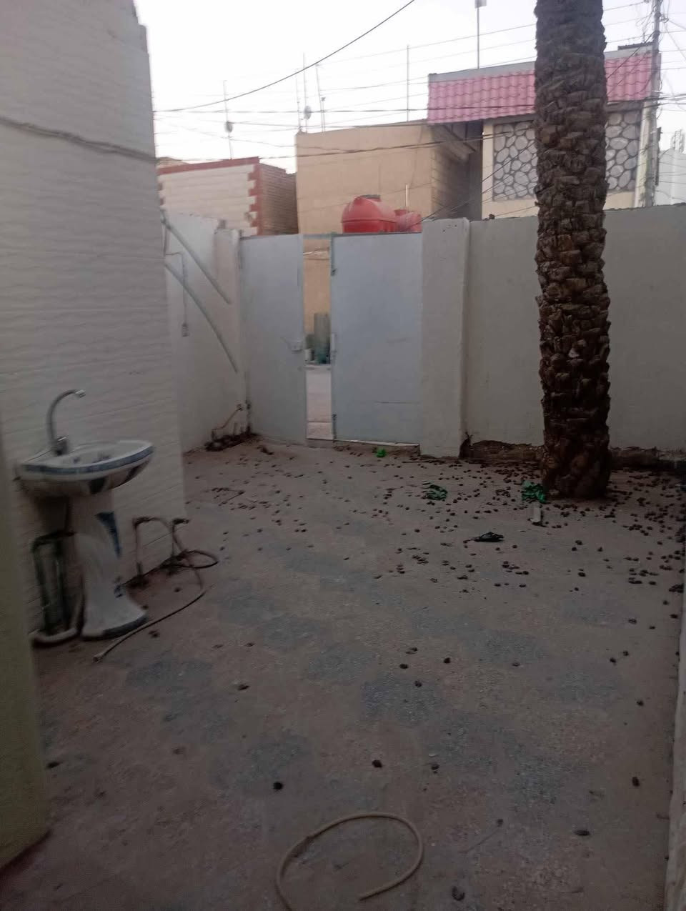 دار للبيع او الاجار 100م حي العسكري قرب الادله الجنائيه شارع البو غنيمه غرفتين وحده  فوك وحده جوه واستقبال ومجموعه صحيه وكراج كبير للاستفسار رقمي صاحب البيت ***********
