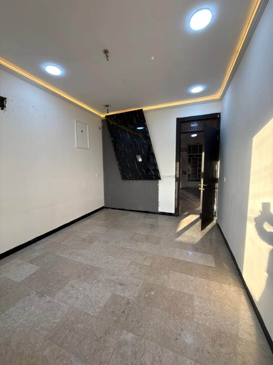 بيع بيت 50 متر واجهة 4 نزال 12 ونص مكون من طابقين ونص صالة وحولي ومنور وحمام وغرفتين نوم وبينونة وصطحين بيت بناء 2023 ستفسار ناء صاحب البيت عنوان  سيدية خلف شارع نخل مقابل مدرسة مميزين *********** واتساب

