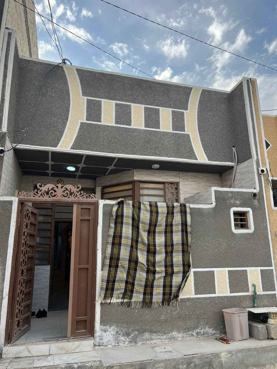 يالله الهم صلي على محمد وآل محمد يوجد بيت مساحه 75متر طابق واحد بناء بلوك بي غرفه وصاله واستقبال ومطبخ وصحيات عمل درجة اولى كافة الخدمات ماء مجاري كهرباء وتبليط طابو زراعي قرار محكمة البيع مباشر معه صاحب الارض موقع البيت كربلاء مجمع النجمه مقابل علوه المخضر طريق الرابط عمود 1182يصلح سكن او حسينيه للزوار الاستفسار انتصل على الارقام التالية 
***********
***********
واتساب موجود تحياتي للجميع
