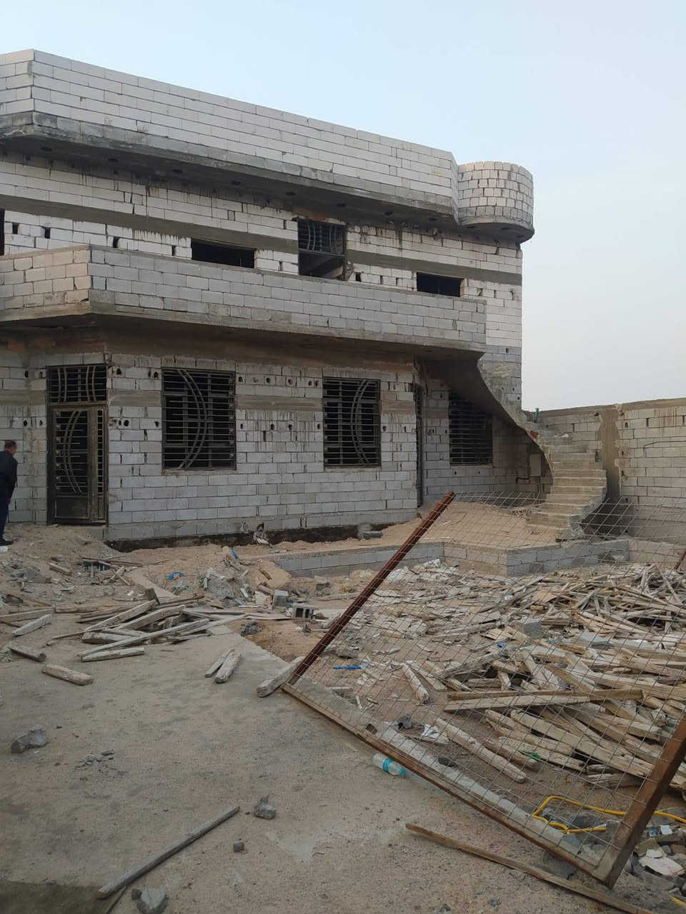 #اسعد_الله_اوقاتكم_بكل_خير⁉️👋

دار للبيع هيكل 🏠🏠

#مساحه:: 600 م

#العنوان:: البهادري قريب على شارع الصناعية 📌

#جنس_العقار::طابو زراعي عراقي سند 25 وكاله و نسخ من الطابو و مكاتبة 

البيت طابقين 
غرف نوم عدد 7 نضام سويت
صاله عدد 4
ديوانيه 
مطبخ عدد 2
كراج سيارات يتسع 4 سيارات 
بناء بلوك و فرمستون 
خلف البيت نهر
شارع 10 م🚘

جميع الخدمات متوفرة ماء كهرباء مدارس نت كلشي قريب على 
#السعر ((250مليون وبي مجال))
#اللاستفسار:: إلا تصال على الهاتف ☎️ 📞 
☎️((***********))☎️
            محمد
