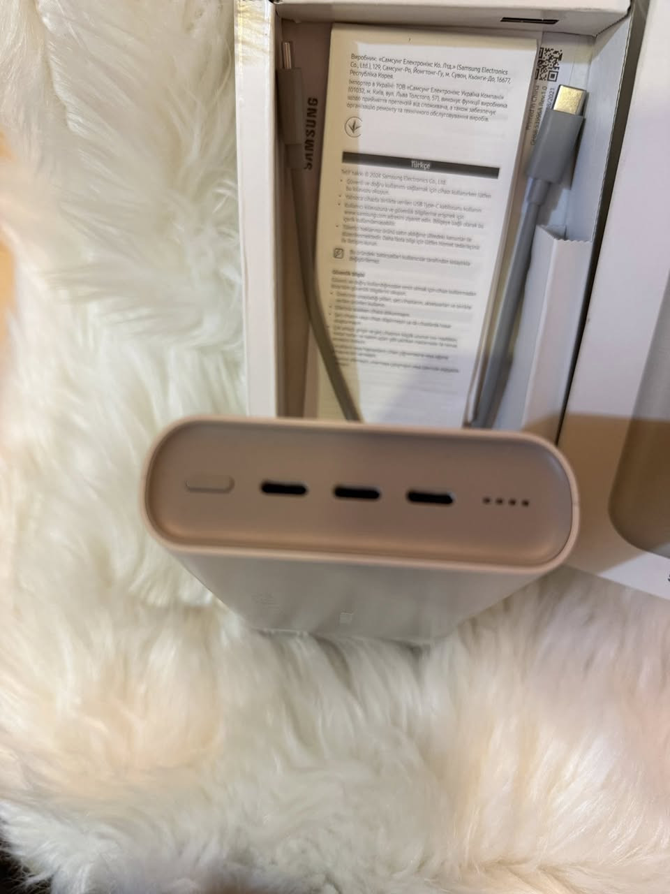 � باور بانك Samsung 20,000mAh Battery Pack – شحن فائق السرعة 45 واط

⚡ لا تخلي بطاريتك تخلص بعد اليوم!
باور بانك سامسونج الأصلي بسعة 20,000 مللي أمبير يدعم Super Fast Charging 2.0 بقدرة 45W 🚀

✨ المميزات:

🔹 يشحن الموبايل بسرعة فائقة
🔹 يشحن أجهزة متعددة بنفس الوقت (3 منافذ USB-C)
🔹 يدعم PD Power Delivery
🔹 مناسب للهواتف، التابلت، وحتى اللابتوبات الداعمة لـ 45W
🔹 مصنوع من مواد معاد تدويرها ♻️
🔹 كيبل تايب سي مرفق داخل العل


**إذا كنت صاحب هذا الإعلان وتريد حذفه لأي سبب، رجاءا أرسل رسالة إلى الدعم الفني**