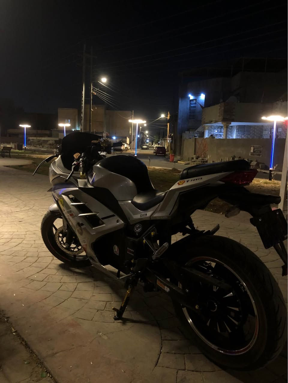 السلام عليكم دراجه بطح شحن للبيع

المواصفات:
1_ملف الدراجه 3000W.
2_الممشى 4000KM .
3_السرعه 137KM باساعه
4_ التعديلات ستاندرياضي . كبات براغي ذهبي . 
رقم سبع الوان . اشاير لكسزز خلفي وامامي جناح امامي.
5_لايتات اماميه  شغل خاص .عالي ابيض
زنون.ناصي اصفر .والنهاري الوان .احمر وازرق
وبنفسجي وفدرالي.
6_دبل دسك امامي وبريك خلفي قوي جدا.
7_وتجي بصمتين وتشغيل عن بعد وقفل وفتح 
 8_تجي بيه نضام R الرجوع إلى الخلف.

الملاحضات:
1_شخوط بصيطه .
2_ضرر باكفر الجانبي .

المكان البصرة 
 للاستفسار ‎***********
.
.
.#البصرة #دراجات #شحن #دراجات_للبيع #بايكر #بايكرز #bikers #biker البصرة, العراق
