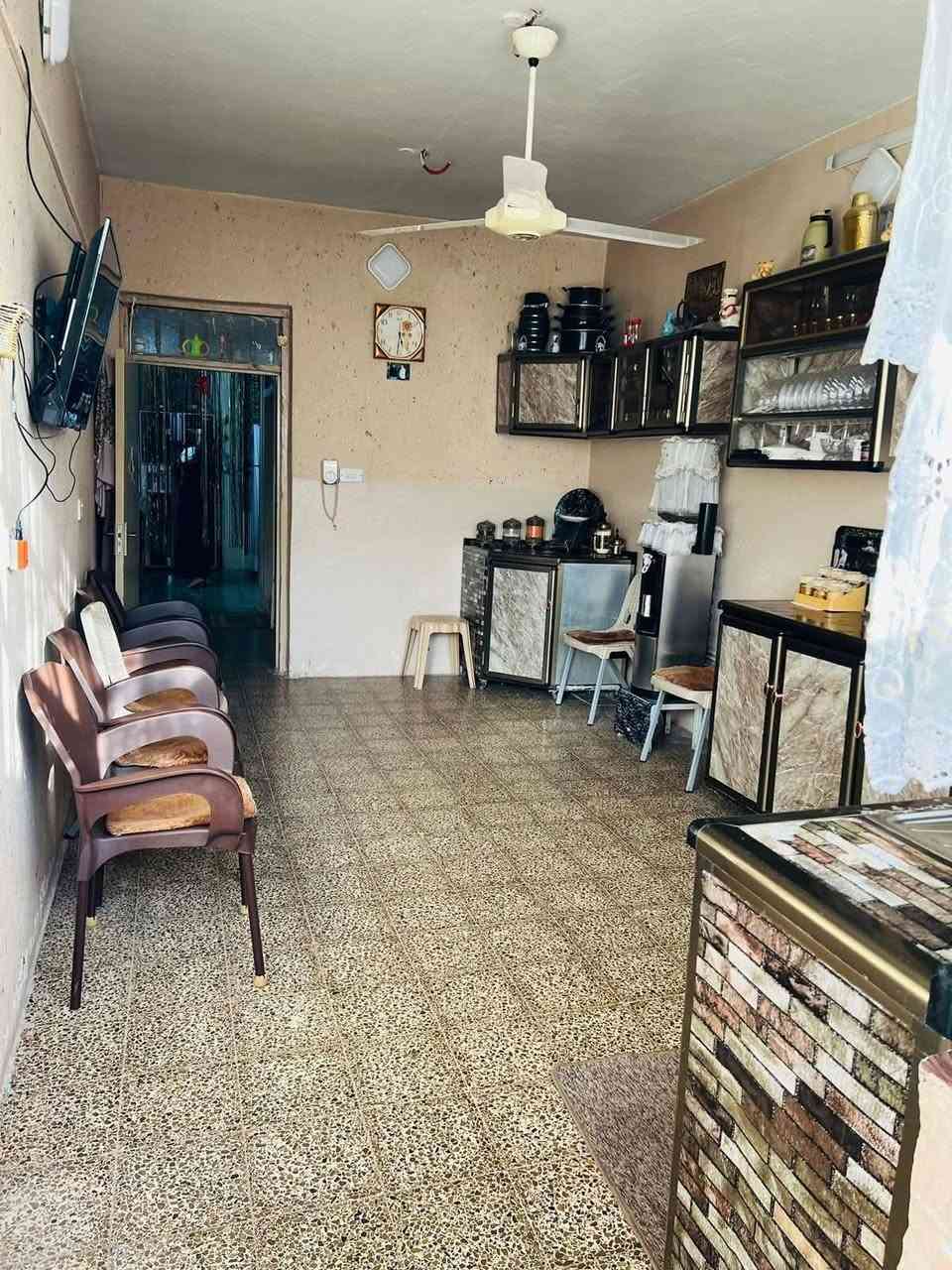 دار للبيع 🏚️

📌الموقع حي السكر الشارع الممتد من مستشفى الخنساء باتجاه دار سيد توحي وجامع الرأفة 📌

شارع صبة بعرض 8 🛤️

بناء نظيف صالح للسكن أو للاستثمار معزول الارضي عن الثاني ✅

مساحة الدار 150 متر     واجهة 7 ونص  والعمق 20 🗽 

سند حديث طابو الزهور صاحبه الشرعي ✨

تفاصيل الدار طابقين معزول الارضي عن الثاني ✔️

الطابق الارضي مكون من غرفتين نوم/ استقبال/ مطبخ/صحيات/موزع/ كراج كبير ❇️

الطابق الثاني عبارة عن مشتمل يحتوي على 🌟

4 غرف نوم / مطبخ/ صحيات/   كما هو موضح بل الصور إلي بل المنشور 📸 

السعر المطلوب للدار هو     190    مليون قابل للتفاوض 💰

للاستفسار أكثر اتصل على الارقام التالية أو مراسلة صفحة المكتب عبر الواتساب 👇
 
***********  ☎️   ***********  ☎️   ***********     ☎️

أو مراجعة مكتب السماك لتجارة العقارات 👉 

عنوان المكتب حي الصديق بعد مرطبات البحرين سائدين الصديق الرئيسية مقابل مدرسة تبارك الاهلية 👍
