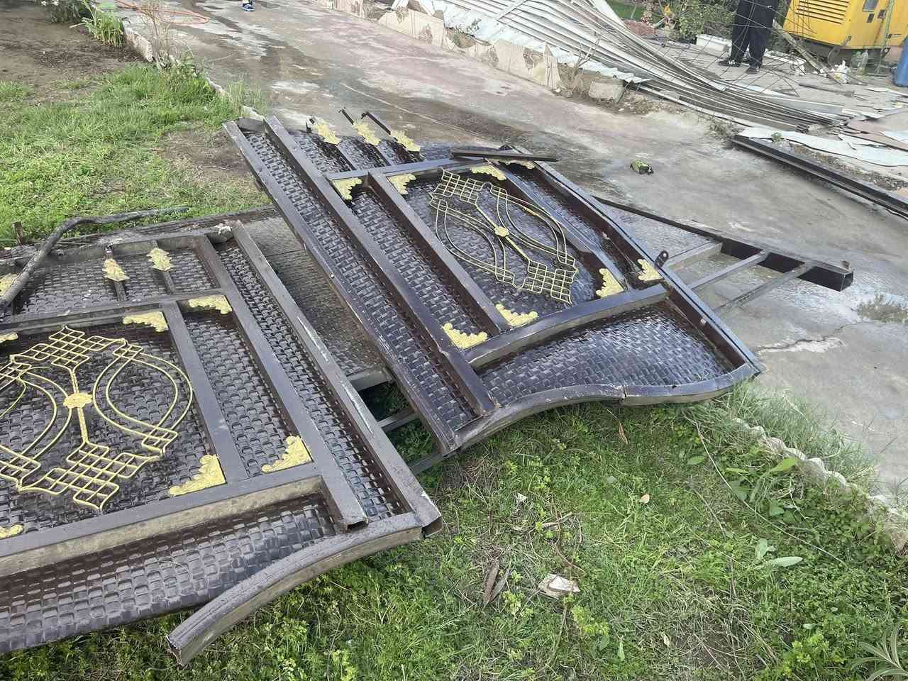 السلام عليكم سياج باب عرضه 7 امتار ونص مع طلاكتين نفس التصميم وجديد مثل متشوفون البلديه وكعته واريد ابيعه اتصال على الرقم***********
