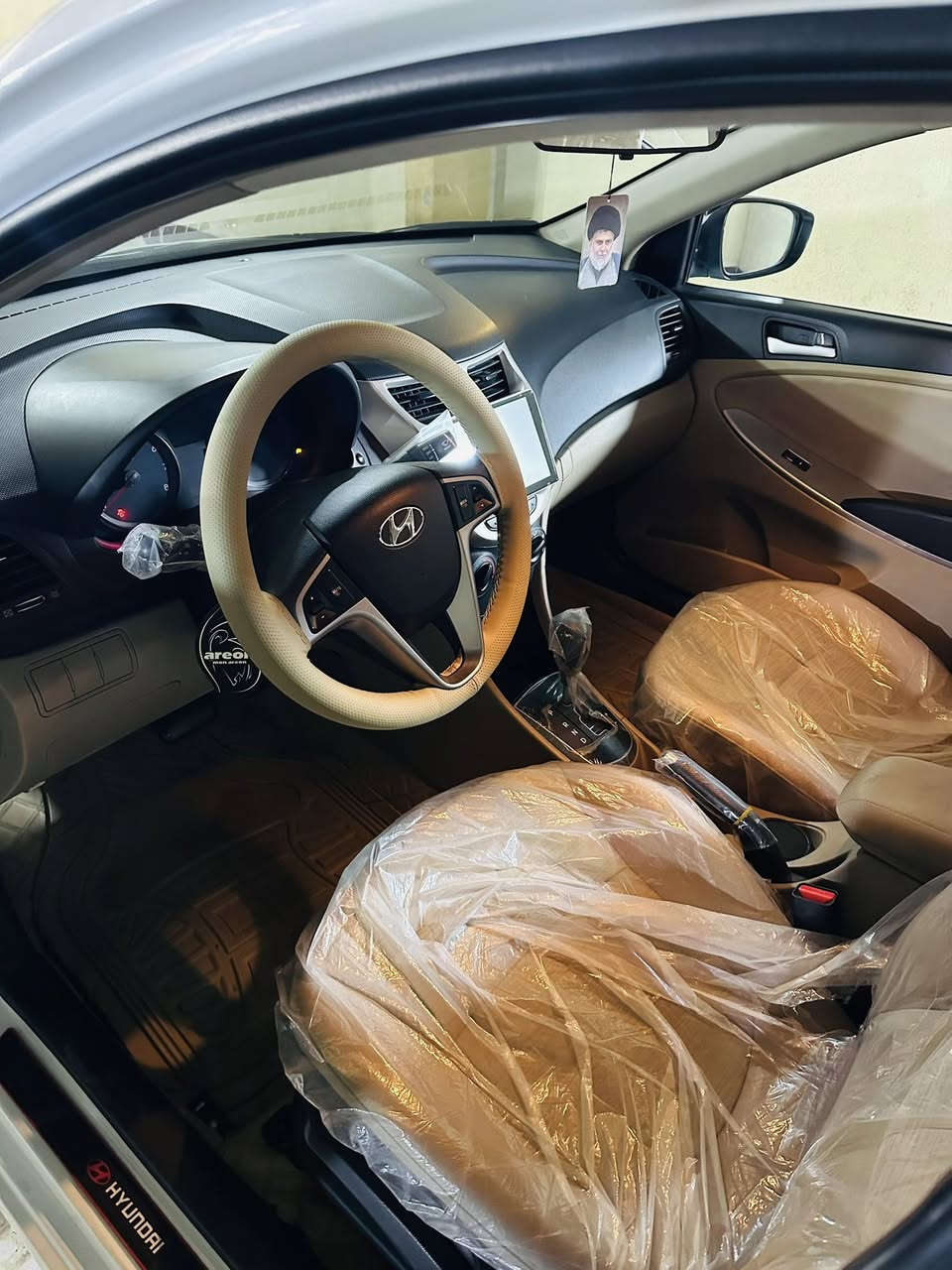 سلام عليكم اكسنت البيع  سياره جديده مالت بيت سبير مانزال مالت شركة سيارة اخت زيرو ماشية 42الف حقيقي بيه بارد كد شبر مكفوله كفاله سياره رقم جديد صدر جديد تخم تاير جديد ماصار يومين من شادة سيارة فول واحد واحد جديدة كلش موديل 2016 السعر 128 وبيه مجال جك جيه مكاني بغداد حي عامل رقم ***********
