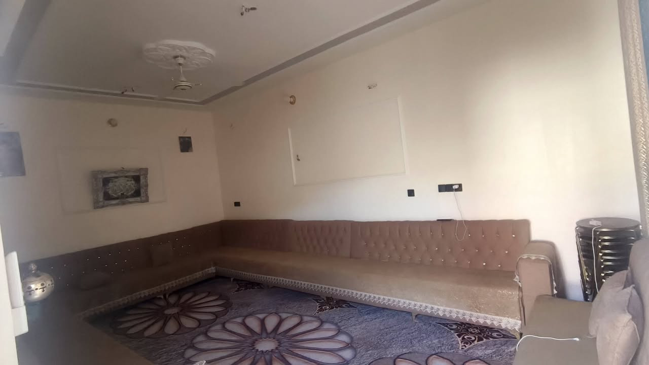 بيت للبيع ١٥٠م بل وافدين الجديده بناءه طابوك سكفه صب قرب التارتان ثالث بيت من الركن مسافه 100 متر عن شارع العام يحتوي البيت على استقبال ومطبخ وصاله وغرفتين وحمام بارد وحمام حار الطابق الثاني ما كامل بيت جديد الشراي يراسلني خاص رقم ‏‪***********‬‏
