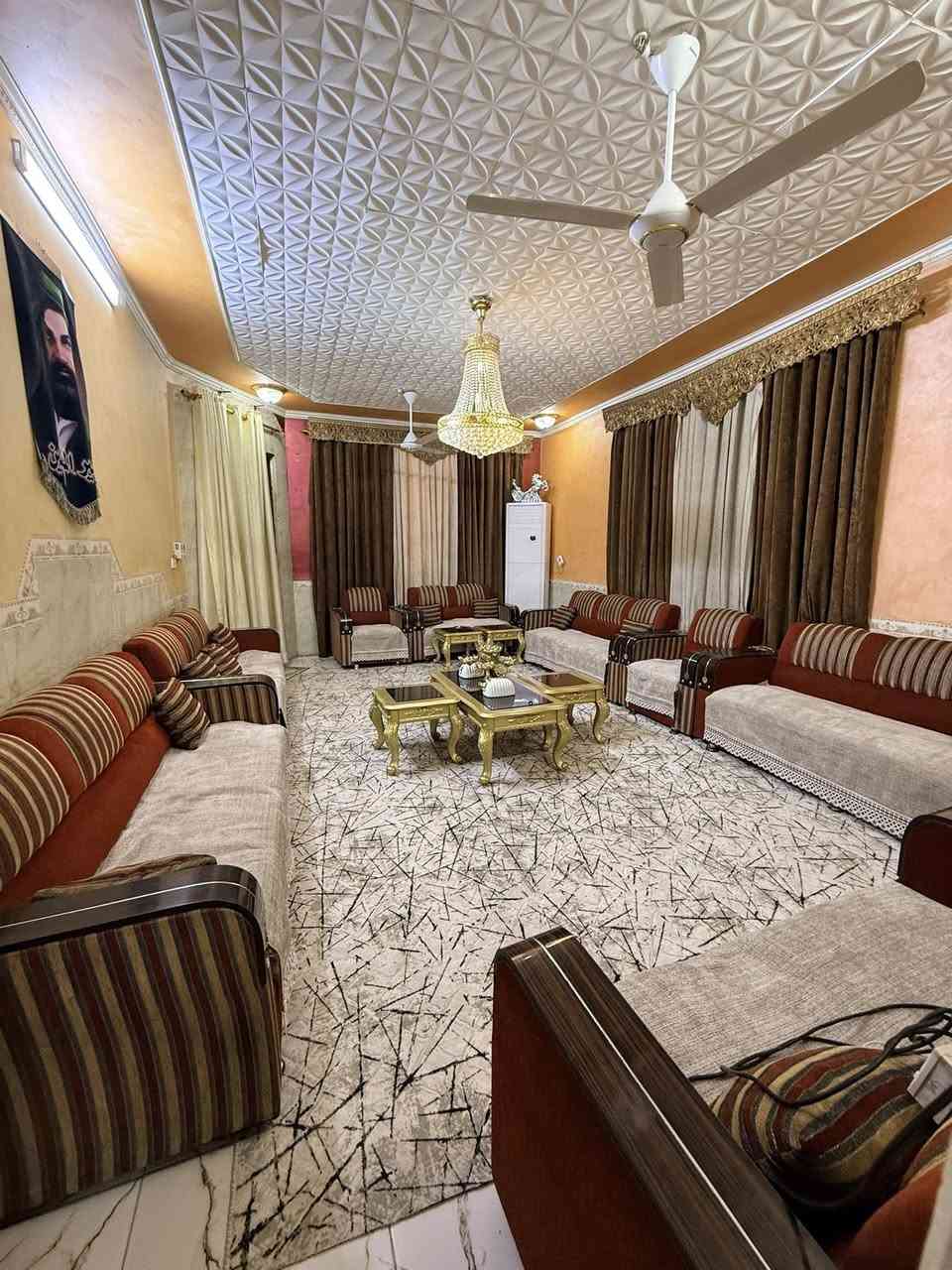 السلام عليكم
بيت للبيع الموقع الحولي قرب سكله وسام ال حامي 

مساحه٢٢٠
 يتكون من 
صاله / القياس٧*٤ ونص
ستقبال/ القياس ٧*٤
غرف عدد ٤/ القياس ٥*٤
المطبخ /القياس ٤*٤
صاله طابق ثاني
طارمه وقوف سياره 
منور حرف L
مع الأثاث 

للتواصل ***********
