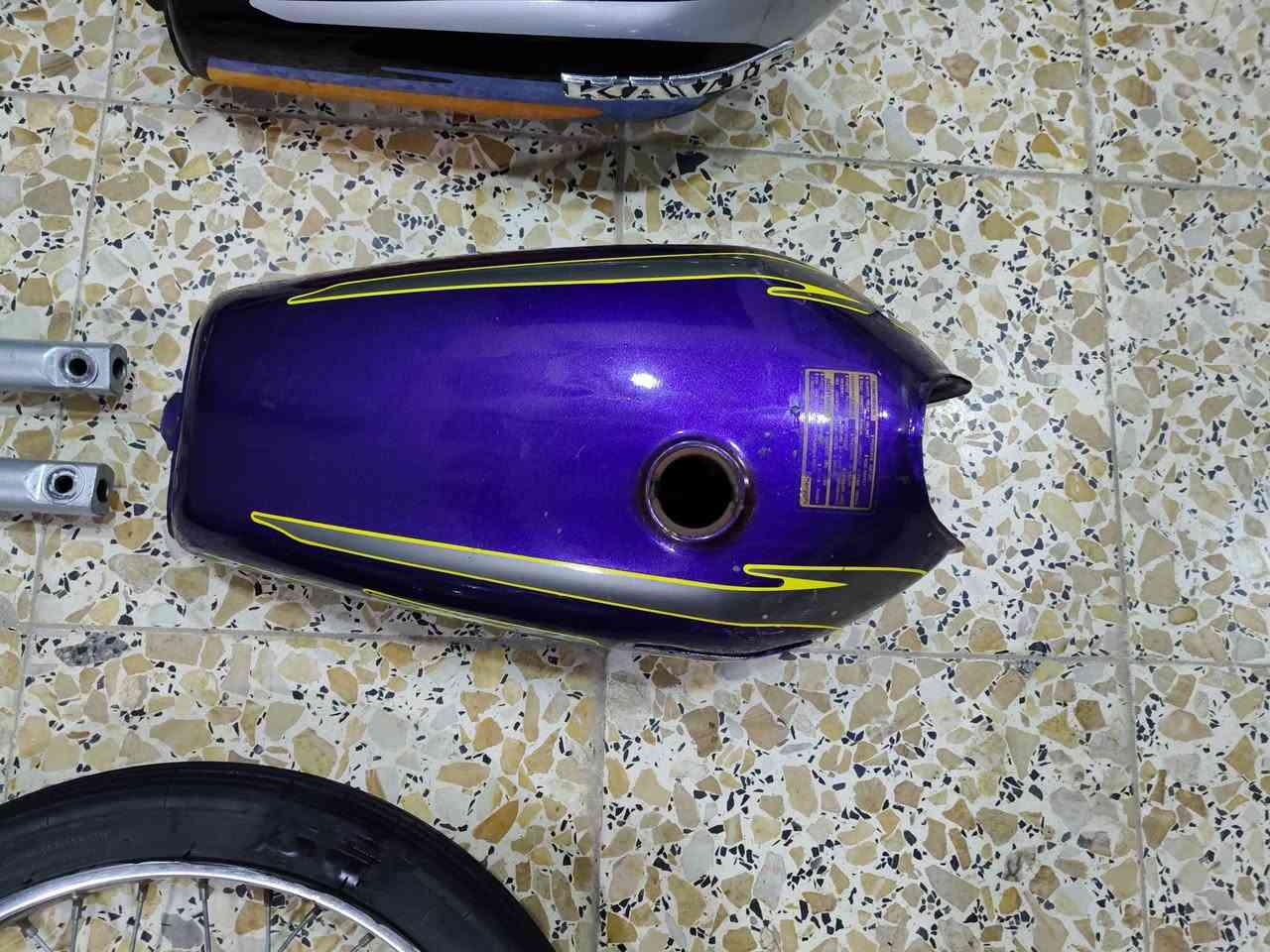 السلام عليكم اغراض مستعمله للبيع 
زوج وياله هنه وتوايرهن كاملات سعرهن. 50 
تانكيات 2. الاسود 15. والبنفسجي  10
كشن   10
سكان هوه اغراضه كامل ب 10  
صالنصه 10 
دبلات امامي كافير مال ايران. بلاد 30
دبلات خلفي مال ناما جدد مصار هواي مستعملات ب 15
دبلات خلفي مال كفير مال ايران ب 15 
شوته و واقيه خلفيه ثنينهن ب 5
ستان نص ودوسه بريك ثنينهن ب 5
ماشات خلفيات 2 وحده ام الشمس والثانيه ماكس ثنينهم ب 20
دواسه نص ب 5 
ماشه امامي ب 10
جاملغ خلفي كفير ويا بگ لايت بس شكل ب 10 
بطاله مال اشاير بلاش طبلات بريك امامي خلفي اصليات ثنينهم 15 
للتواصل هاذ رقمي *********** مكاني الزيوت الاغراض مستعملات وكلهن اصلي
