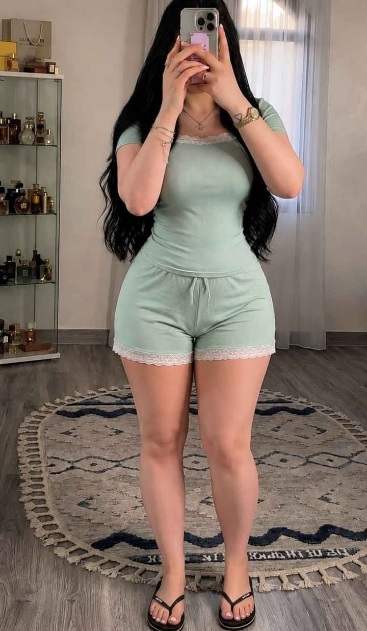✨💃تراك نسائي بناتي 3 قطع — قمة الأناقة والراحة 😍 لوك ناعم وعصري بفصال أنيق يضيف لمسة أنوثة جذابة بكل تفاصيله 💕

🔹 نوع القماش:
ريب بوليستر تركي + قطن ليكرا
مطاط، مريح، وخفيف على الجسم
✨فصال مرتب وجودة عالية عالفحص✔️

القياسات  L / XL / XXL /✔️ قالب راهي


**إذا كنت صاحب هذا الإعلان وتريد حذفه لأي سبب، رجاءا أرسل رسالة إلى الدعم الفني**