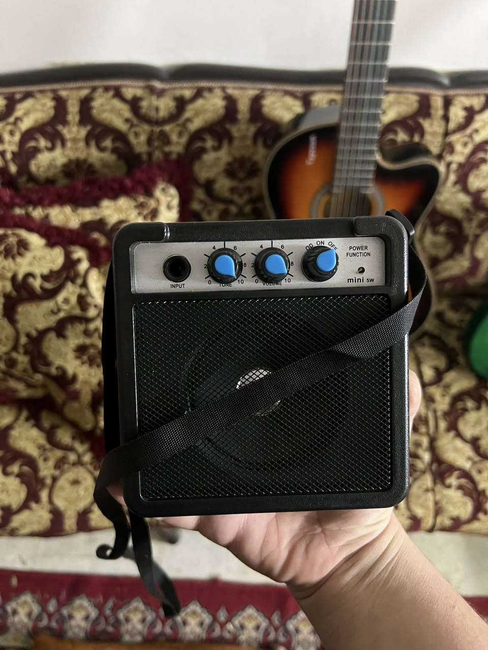 كيتار Fender Telecaster لون اخضر جدا نضيف مبدل فقط الاوتاره الاليس والمبيفاير مجاني وثاني كيتار كلاسك tapesun جدا نضيف قبال فتره عرضته 100الف ثنينهن 400الف تواصل وياي بهذه الرقم***********
