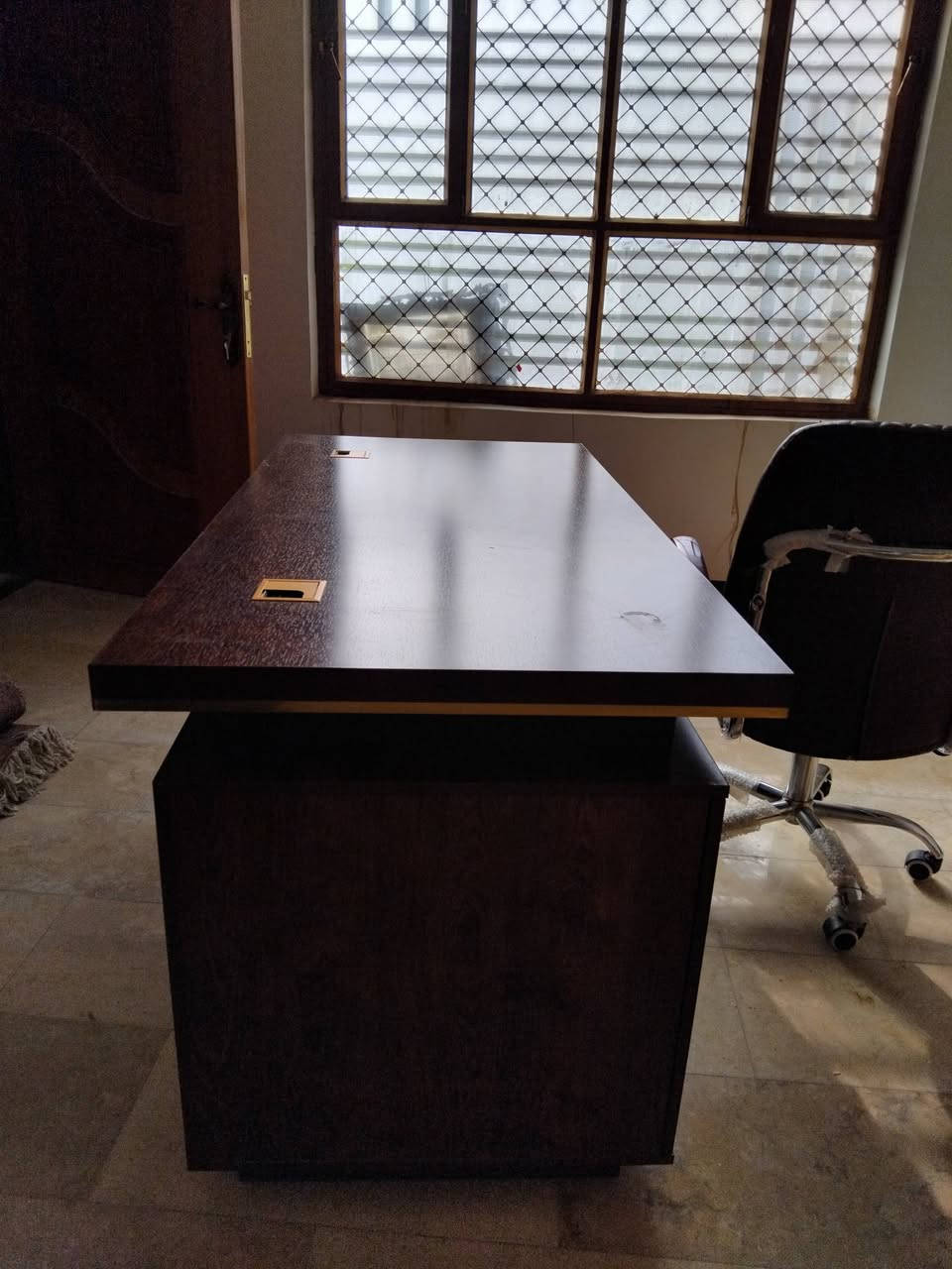 مًيَزٍ مًکْتٌبً مًعٌ کْرسِيَ دٍوٌآر جّدٍيَدٍ لَلَبًيَعٌ ***********
