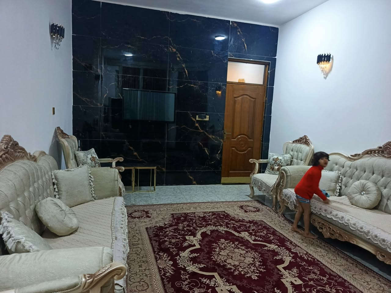 اللهم صل على محمد وال محمد 
دار للبيع مساحة 200 م 
طابو صرف بالخاجية 
 طابقين بناء 2023 
منطقة ل 6000
قرب مدرسة الصينية 
ينباع عل مبادرة ونقد 
شارع 12
يتكون الدار من 6 غرف نوم 
الطابق الأرضي غرفتين وهول 
 ومطبخ وصالةمجمع صحيات 
داخلية وخارجية 
طابق ثاني 4 غرف نوم 
وهول ومطبخ وممجع صحيات 

الاستفسار  اتصال او واتساب 
*********** 
ملاحظة نستقبل جميع العروض 
في محافظة واسط 

مكتب عقارات دار واسط
