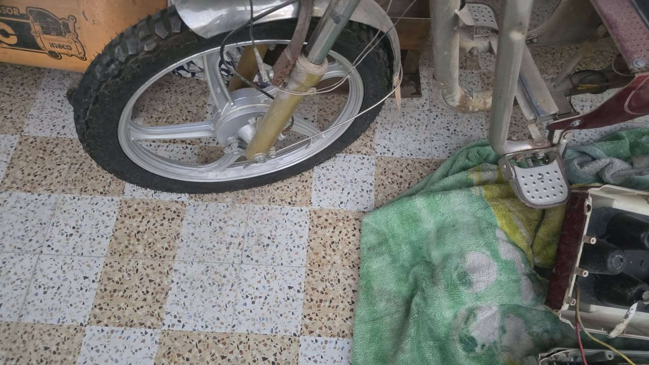للبيع ١٥٠ بدون شاحنة
بطاريات واكفات 
***********
