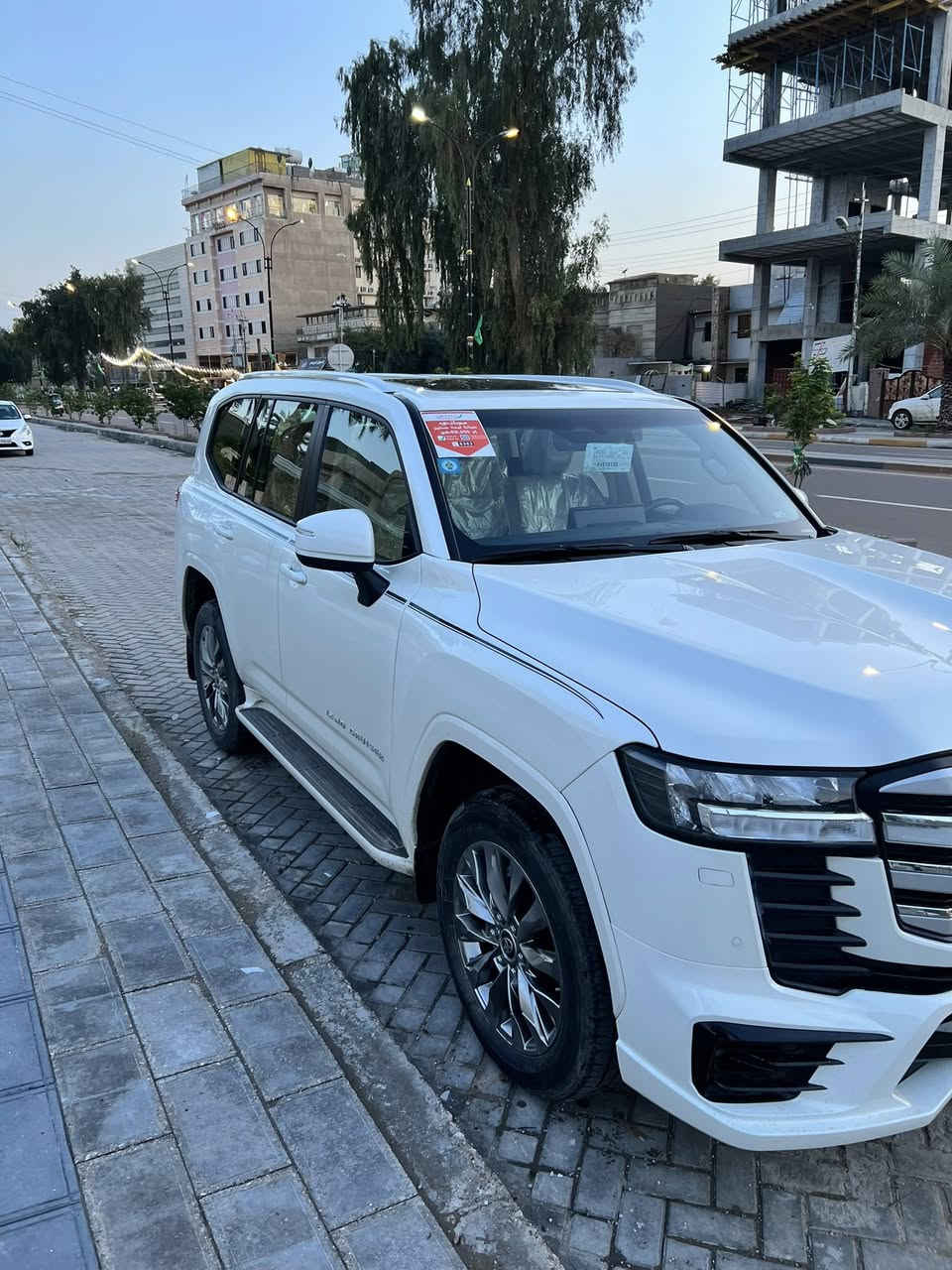 السلام عليكم لاندكروز 2024 ساز ماشية 16 الف مغلفة بالكامل ppf مكفولة من البارد والشخط والرصعة بدون اي ملاحظة مكان السيارة الكاظمية السعر 66,500$ هاتف ***********/***********

