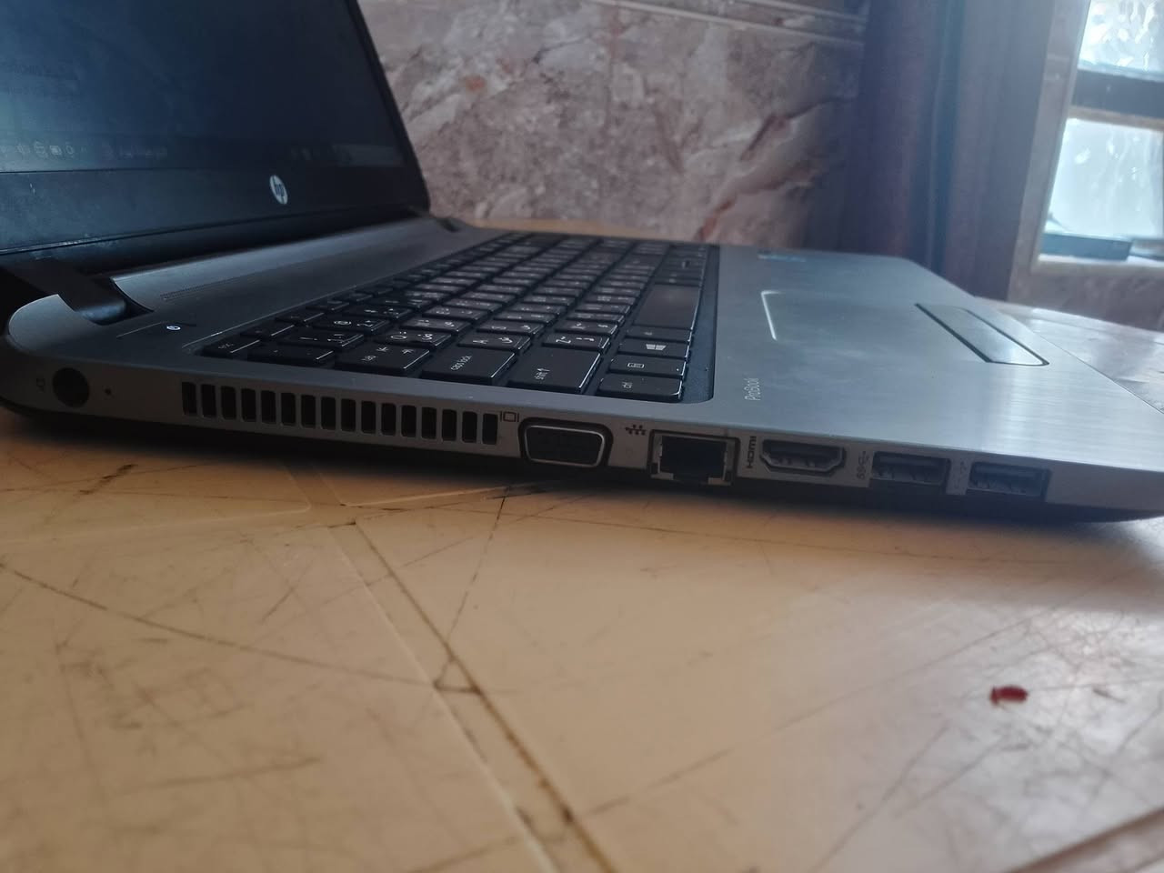 🔴 لابتوب للبيع 🔴
لابتوب نوع hp Windows 10 
يجي ويا مساحه تخزين مثل ماواضح بالصوره 256 
لابتوب نضيف وزين يشغل ببجي 90 فريم والي يريد اصور اله يدخل خاص لان هنا تنحضر الصوره ما اعرف ليش
كامل ملحقاته الشاحنه مالته مع الجنطه شاحنه hp الاصلي
يفيد الى اهل المكاتب والالعاب
منفذ القرص شغال 
الصوت حيل عالي موجود بالفيديو اختبار للصوت 
التحكم بي سلس
الذاكره 256GB
الرام 8  كيكا بايت
المعالج lntel (R) Core (TM) i5 -5200U CPU @ 2.20GHz
بطاقه الرسومات 2GB
نوع النظام 64 بت
الاصدار ويندوز 10 
تاريخ الشراء موجود بالصوره ماصارلي 4 ايام من اشتريته
2026/1/24 
التفاصيل الباقيه موجوده بالصور والفيديوهات موجود شلون شغلته 
🔴🔴 السعر 275 وبي مجال زين للطيبين 🔴🔴
الرقم للاتصال ***********
العنوان المشخاب سوق شعلان 
🔴🔴 توصيل لايوجد 🔴🔴
