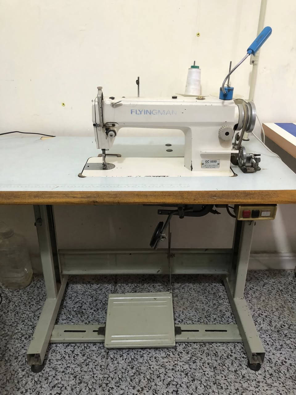 مكينة خياطة صناعي مع اوفر صناعي واوفر منزلي للبيع للاستفسار  اتصل ع الرقم ***********
