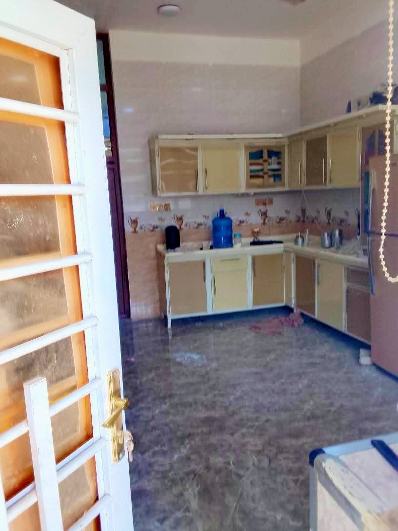 السلام عليكم ارجو قراءه التفاصيل 🙏
بيت للبيع ونقد فقط الي يدور مساحة وقرب للشارع 
المساحة 250م مربع عرض 10وطول 25🥀🌹
بناء🏠
3غرف نوم+صالة+مطبخ+استقبال+حديقه+كراج+منور عدد2+درج خارجي +صحيات خارجية وداخليه 🏠
بناء طابوق واساس وسقف كونكريت مسلح 🔥
المكان برااكيه سايدين المعمل خلف اسواق حسين الرماحي ⚫
يبعد عن الشارع الرئيسي امتار ↔️↔️
نوع العقار طابو زراعي سند 25 🏚️
سنة البناء 2022،🌟
السعر والتفاصيل خاص او يتصل على رقم التالي 📞
***********📞
***********📞
