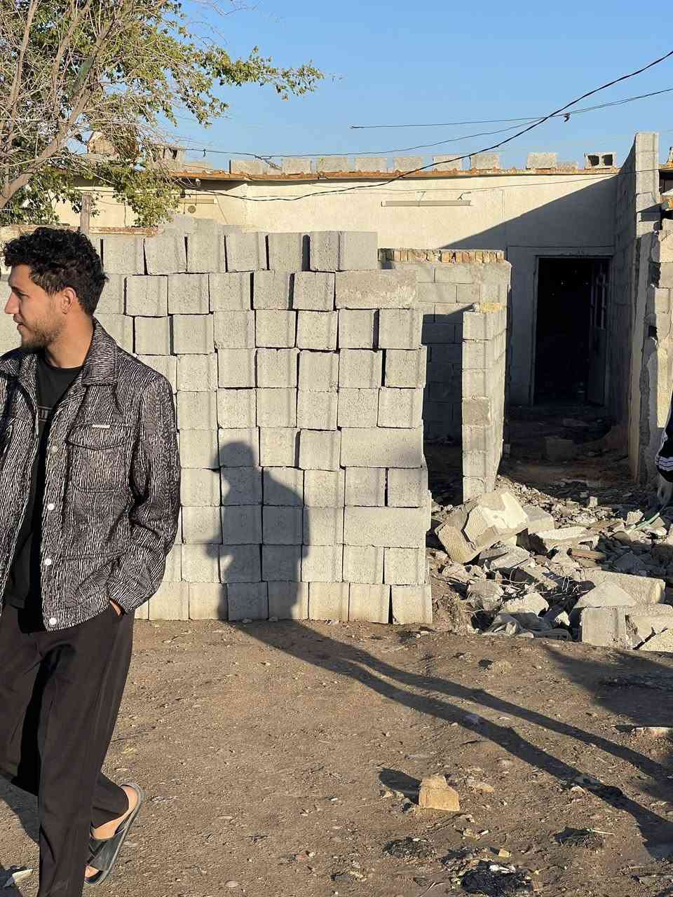 سلام عليكم بيت  بلحسينيه مال الراشديه  تجاوز عل شارع العام بل سايدي مال كهوت المتقاعدين كبال المدرسه الحوه  100 متر غرفه 6 في 5 كامله مسكفه ومخمره  بس المطبغ والستقبال والصحيات بعدهن ماكاملات المواد موجود كله  بلوك وسمنت وباب الحوش وبابين خشب اواحد للغرفه واحد للستقبال وباب حديد للستقبال وباب حديد للممر وبابين المنيوم واحد للحمال وللتواليت  وباب حديد للترك وبي ابي وبي كيبل وطنيه واكو وره البيت مساحه كد غرفتين مسيجه ودافنه  السعر 8 وبي مجال ***********
