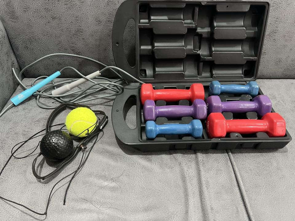 تجهيزات ملاكمه و  فنون قتاليه و رياضه مستعمله بضع اشهر 
يوجد توصيل للاستفسار على خاص او على ***********
١-جفوف ملاكمه power lock 2 everlast اصلي (٦٥) دينار
٢-باندج ملاكمه و قتال ufc خمسه متر 5m (٥) دينار
٣-سيت أوزان دمبلص مع حافضه (0.5kg-1kg-1.5kg) (٢٥) دينار
٤-حبل قفز سرعه ريبوك rebook speed robe اصلي (٢٠) دينار
مستعمل شهر
٥-كرة ردة الفعل ربطة الرأس Reflex ball (١٠) دينار
