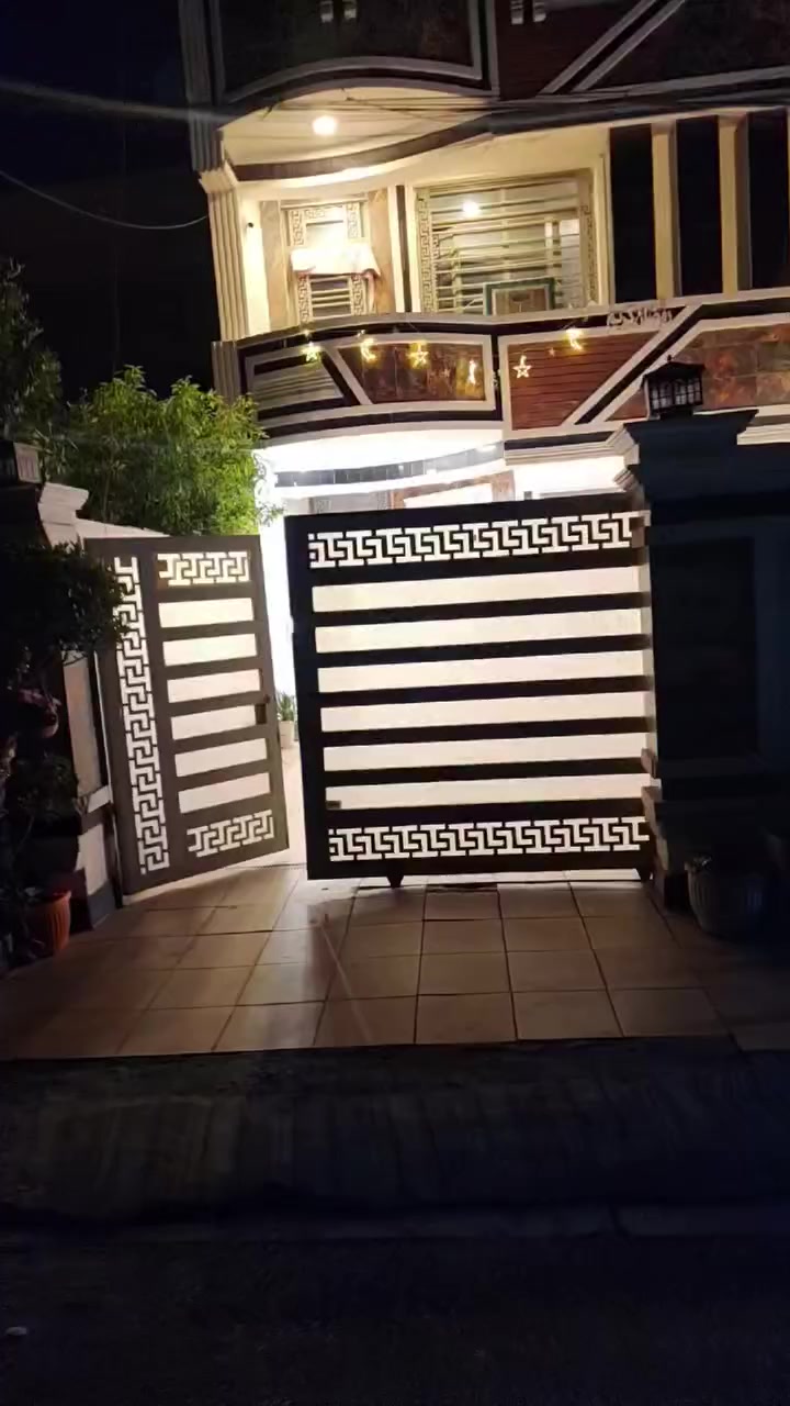 للبيع بيت في منطقة حي الجهاد الهياكل قرب خدمي المطار مساحة ١٥٠ متر بأسمي محتوياتة ٥ غرف نوم ٤ صحيات هول عدد ٢ واستقبال ومطبخ حار بارد  سطح وبيتونة للاستفسار اكثر الاتصال على الرقم ***********
