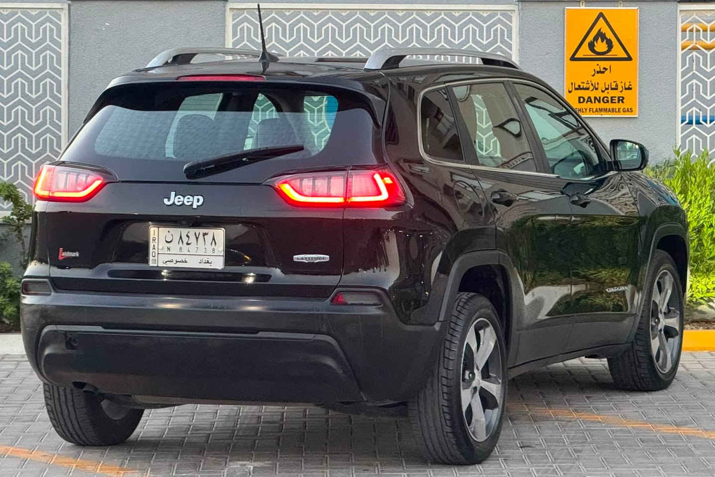جيب كراند شيروكي بزون Jeep grand cherokee limited 2019
ماشية 107 الف
ضررها بسيط جداً موضح بالصور بدون دواخل
صبغ بنيد فقط الباقي مكفول. لغد شاصي مكفول
جميع الايرباكات سليمة
المواصفات فول ١/١ :
- محرك ٤ سلندر اقتصادي جداً
- جنطه كهرباء
- شاشة كبيرة كاربلاي مع كاميرا دوارة
- اشارة بالمري و حساسات نقطة عمياء 
- كشنات جلد هيتر و تحكم كهرباء 
- كشنات خزه ميموري
- ثلاث انظمة قيادة
- بصمة تشغيل مع بصمة ابواب 
-  حساسات
- هاند بريك بصمة
- تشغيل عن بعد 
- نظام تشغيل / اطفاء Auto Stop / Star
جديدة وجاهزه بدون نواقص رقم بغداد باسمي
السعر 133 بيها مجال 
عنواني بغداد / حي الجهاد
***********
***********
