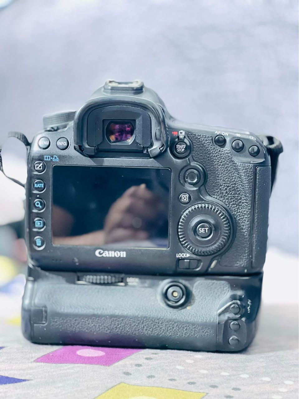 كامره كانون دي فايف مارك ثري. D5lll
 مع عدسه كانون اصدار ثاني دبل 70/200
ملحقاتها كرب حزام رام ثلاث بطاريات 
مكاني النجف 
السعر خاص تفضل او تراسل واتساب 
*********** Singapore
