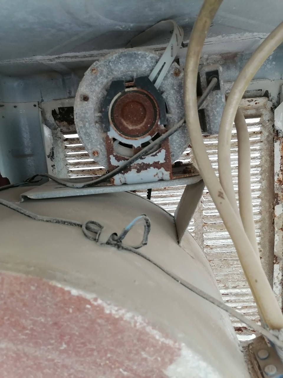 ⚙️ مبردة هواء ومواطير مستعملة للبيع ⚙️
​السلام عليكم شباب.. عندي هاي الأغراض مستعملة ونظيفة للبيع:
​🔹 مبردة هواء (تبريد) مستعملة: المبردة واضحة بكامل تفاصيلهه بالصورة  ومعاها القاعدة الحديد مالتها.
​🔹 مواطير مبردة عدد (2): مواطير مستعملة وشغالة، وتكدرون تشوفون نظافتها وتفاصيلها بالصور .
​📍 الموقع: ديالى - بعقوبة - المفرق
​📞 رقم الهاتف للتواصل والاستفسار: ***********
