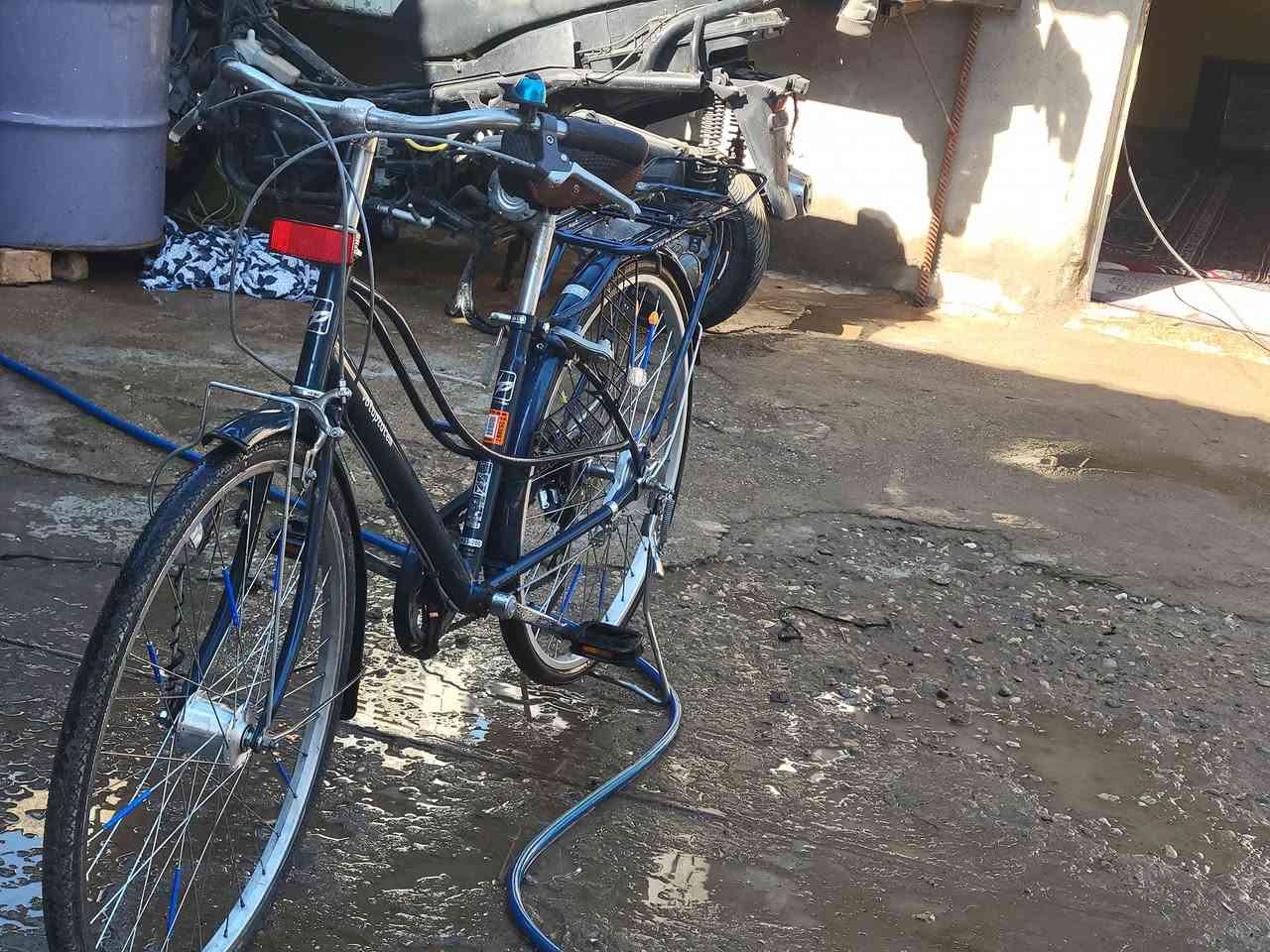 السلام عليكم  بايسكل ياباني اصلي  للبيع  موديل 23  جديد شخط ما بي ختومات كامله عقرب 6 تبديلات بي ملحقات لايت امامي كشن جديد لون جوزي طياريه جرس ما تصرف عليه ربع جاهز  العنوان واسط شحيميه قريه ١٠ قرب مسجد السجاد للتواصل خاص الرقم ***********
