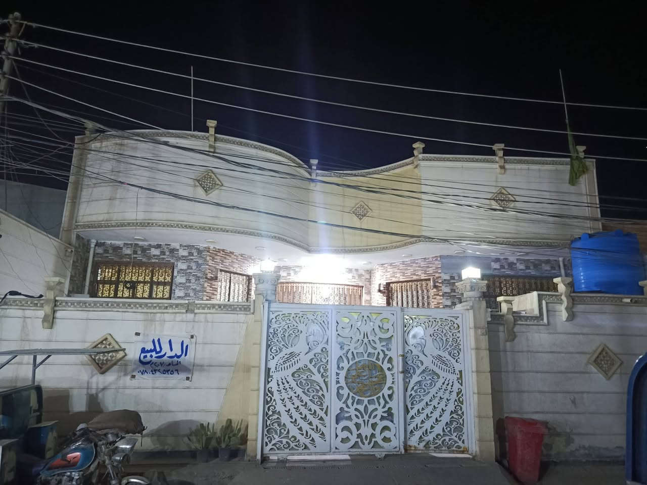 سلام عليكم
الدار للبيع 
مساحته / 207 
نزاله / 17او نص 
واجهه / 11او نص 
بناء كامل حديث طابق واحد 
استقبال - كليدور -مطبخ بارد - ومطبخ حار - 2 غرف نوم - مجمع صحيات داخليه  -وصحيات خارجيه 
وخدمات كامله 
عنوانه /كراغول شارع الخدمي فرع زين العابدين
الاستفسار على الرقم 
***********
