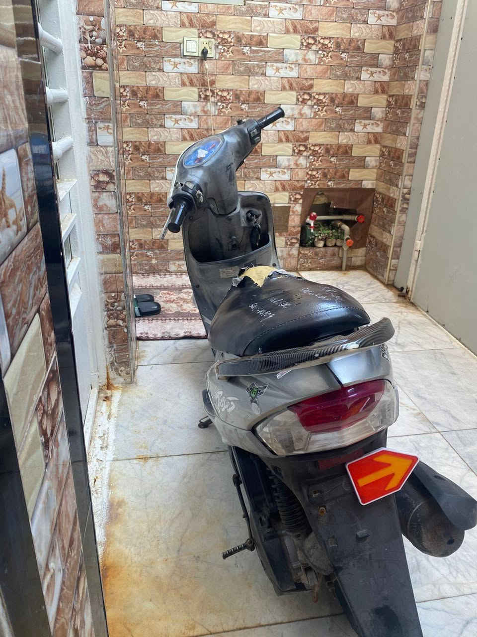 سلام عليكم اخوان لبيع دراجه ماكس منغولي تايرات جديده باتري جديد الدراجه مانقصه شي والل فول شلعه ومعدل الصالنصه بلادي الكفرات بلادي  كلشي بيه بلادي مابدل بيه برغي مابدل الدراجه صاله الله شهاد عليه الدراجه فول  عندي شهرين بس وكيل مكاني العماره شارع نعمه الريفي مقابيل الهلال الحمر رقم *********** سعر الدراجه 900 وبيه مجال بصيط وعليكم السلام
