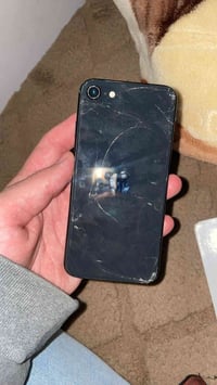 ايفون SE بطريه 95 ذاكرة 128الجهاز بلادي ما داخل صيانة فقط الظهر مكسور ...