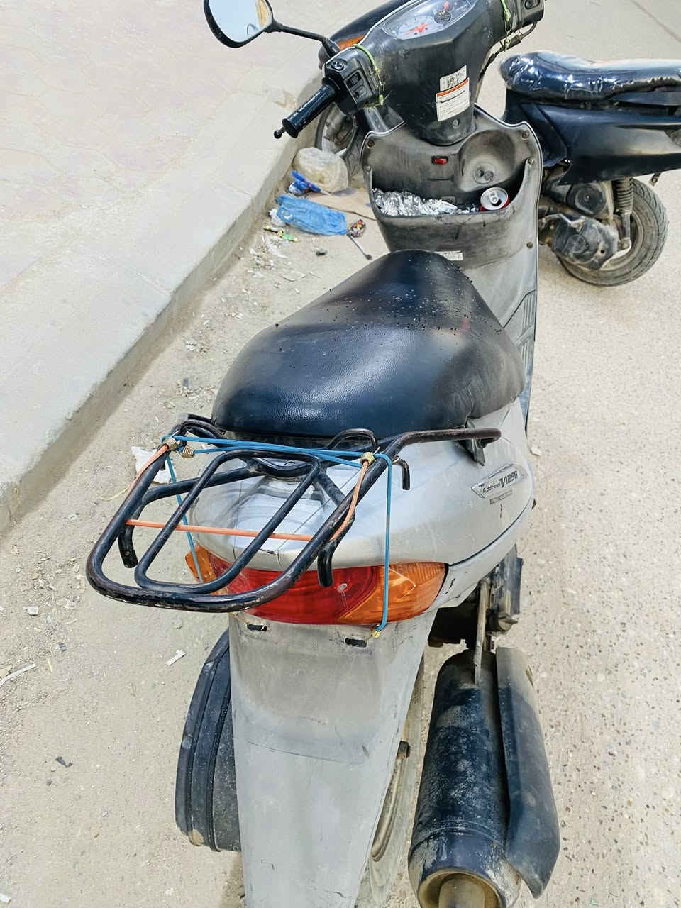 دراجه سازوكي نضافه فول 
الدراجه مفتوحه مبدللها طابوكه كامله توني 
يعني ماعوزها اي شي شغاله نكره سلف شلعه ومعدل فول 
وياها الطابوكه القديمه بيها كير وكلجات وسلف وهندر وقايج غراض تفيد هواي بيها 
مكان ناصريه حي الشهداء 
*********** 
السعر 400
